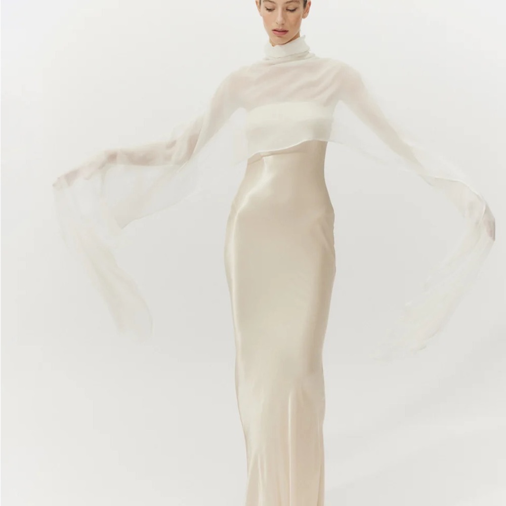 Wolflamb Gabriela Cape in Ivory White